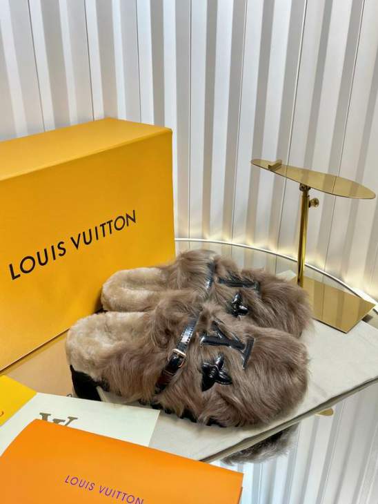Picture of Louis Vuitton Slippers _SKULVsz35-39mnq1124511